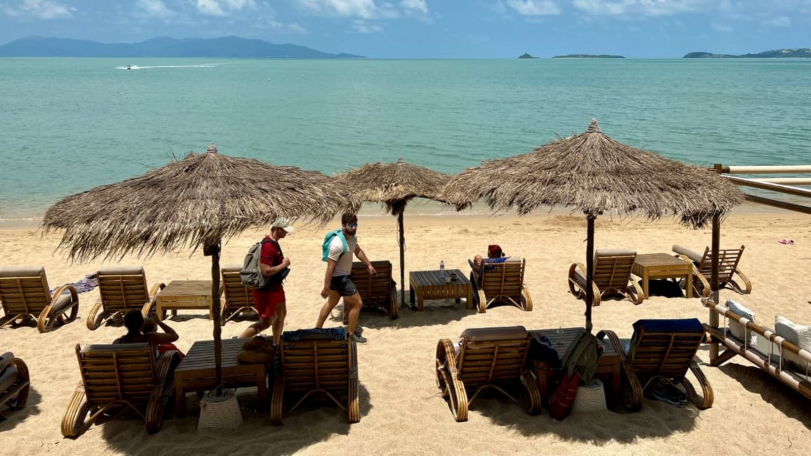 Urlauber liegen am Strand in Bophut auf der thailändischen Insel Koh Samui. Auf Koh Samui wird das Wasser knapp. Wegen einer anhaltenden Dürre und stark gesunkener Reserven haben die Behörden die Wasserversorgung rationiert.Carola Frentzen/dpa Urlauber liegen am Strand in Bophut auf der thailändischen Insel Koh Samui. Auf Koh Samui wird das Wasser knapp. Wegen einer anhaltenden Dürre und stark gesunkener Reserven haben die Behörden die Wasserversorgung rationiert.Carola Frentzen/dpa
