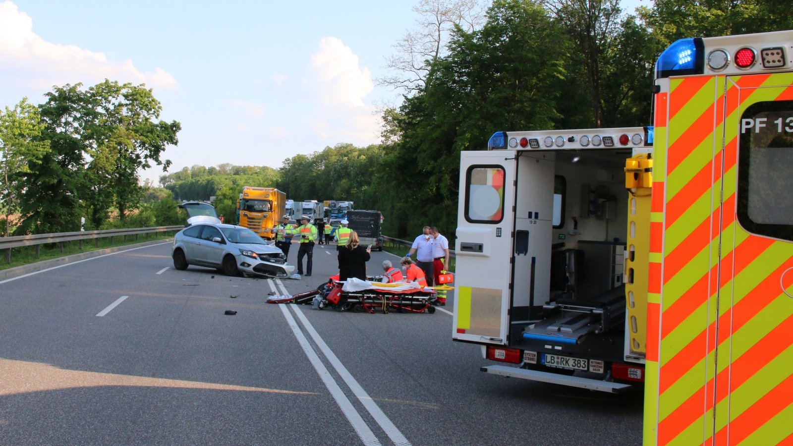 Am Montag gegen 18 Uhr ereignete sich auf der Bundesstraße 10 ein folgenschwerer Verkehrsunfall. Die 35-jährige Lenkerin eines Ford Focus fuhr die Enzweihinger Steige bergab in Richtung Vaihingen. Aufgrund einer Verkehrsstockung auf dem rechten Fahrstreifen wollte die Lenkerin auf den linken Fahrstreifen wechseln und übersah dabei den 56-jährigen Fahrer einer Harley-Davidson. Durch den Zusammenprall wurde der Motorradfahrer schwer verletzt. Die Enzweihinger Steige musste für eine Stunde in beide Richtungen gesperrt werden. Es entstand ein Schaden von etwa 15 000 Euro. Der Motorradfahrer wurde in ein Krankenhaus gebracht. Foto: Bögel Am Montag gegen 18 Uhr ereignete sich auf der Bundesstraße 10 ein folgenschwerer Verkehrsunfall. Die 35-jährige Lenkerin eines Ford Focus fuhr die Enzweihinger Steige bergab in Richtung Vaihingen. Aufgrund einer Verkehrsstockung auf dem rechten Fahrstreifen wollte die Lenkerin auf den linken Fahrstreifen wechseln und übersah dabei den 56-jährigen Fahrer einer Harley-Davidson. Durch den Zusammenprall wurde der Motorradfahrer schwer verletzt. Die Enzweihinger Steige musste für eine Stunde in beide Richtungen gesperrt werden. Es entstand ein Schaden von etwa 15 000 Euro. Der Motorradfahrer wurde in ein Krankenhaus gebracht. Foto: Bögel