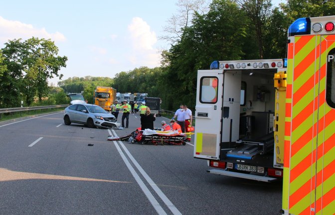 Am Montag gegen 18 Uhr ereignete sich auf der Bundesstraße 10 ein folgenschwerer Verkehrsunfall. Die 35-jährige Lenkerin eines Ford Focus fuhr die Enzweihinger Steige bergab in Richtung Vaihingen. Aufgrund einer Verkehrsstockung auf dem rechten Fahrstreifen wollte die Lenkerin auf den linken Fahrstreifen wechseln und übersah dabei den 56-jährigen Fahrer einer Harley-Davidson. Durch den Zusammenprall wurde der Motorradfahrer schwer verletzt. Die Enzweihinger Steige musste für eine Stunde in beide Richtungen gesperrt werden. Es entstand ein Schaden von etwa 15 000 Euro. Der Motorradfahrer wurde in ein Krankenhaus gebracht. <span class='image-autor'>Foto: Bögel</span>