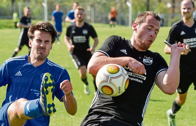 Für Mathias Geiger (Mitte) geht es mit den Kleinglattbachern in den letzten Saisonspielen darum, den direkten Klassenerhalt zu sichern.  Foto: Leitner