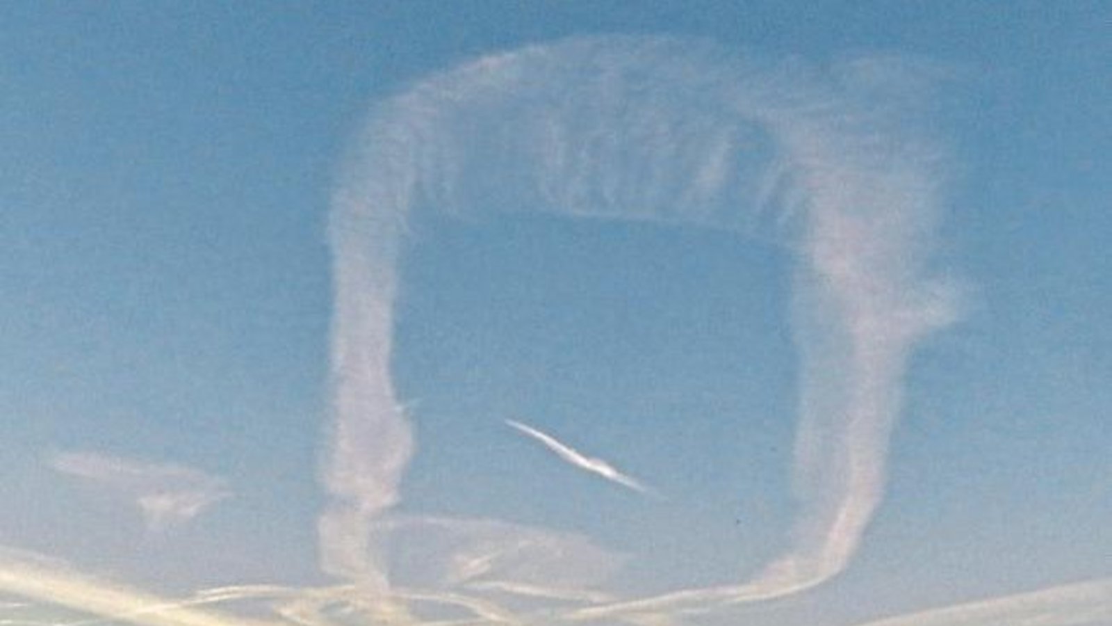 Militärische Übungsflüge oder doch Aliens? Sonderbare Strukturen waren am Mittwoch am Himmel über Vaihingen zu sehen. Foto: Arning Militärische Übungsflüge oder doch Aliens? Sonderbare Strukturen waren am Mittwoch am Himmel über Vaihingen zu sehen. Foto: Arning