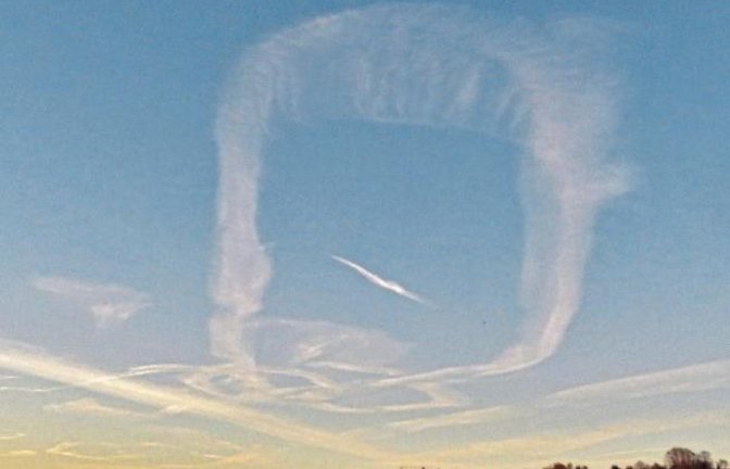 Militärische Übungsflüge oder doch Aliens? Sonderbare Strukturen waren am Mittwoch am Himmel über Vaihingen zu sehen.  Foto: Arning