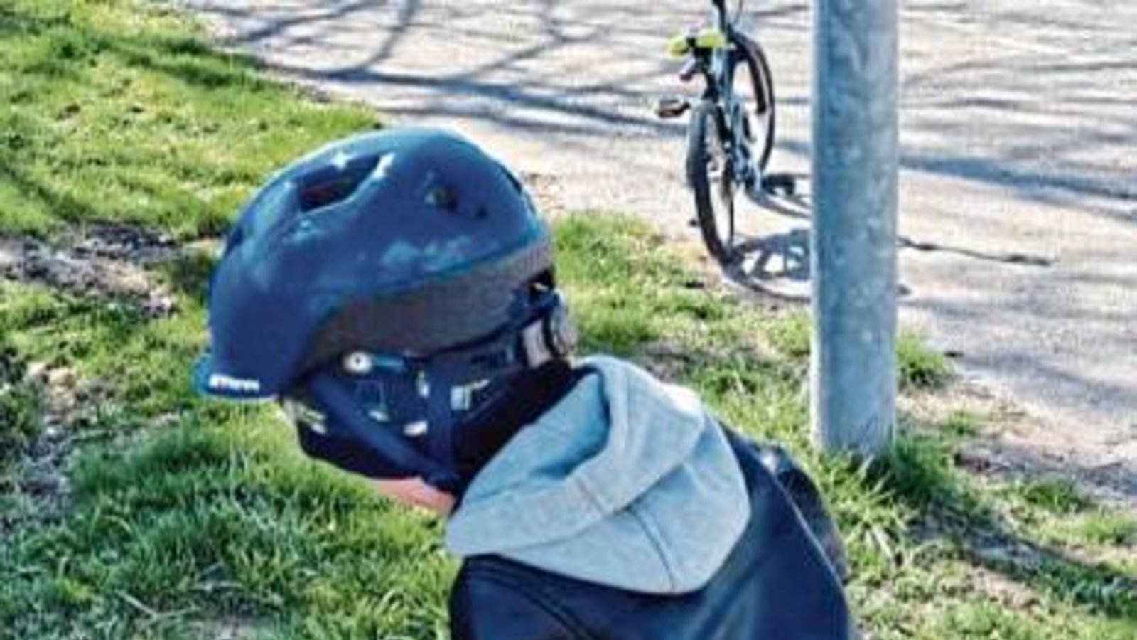 Der vierjährige Daniel Denk ist mit Feuereifer bei der Station Treppen steigen/Berg erklimmen dabei: Die Aufgabe lautete, 15 Mal den Berg hinauf, zuerst mit dem einen, dann mit dem anderen Bein. Foto: privat Der vierjährige Daniel Denk ist mit Feuereifer bei der Station Treppen steigen/Berg erklimmen dabei: Die Aufgabe lautete, 15 Mal den Berg hinauf, zuerst mit dem einen, dann mit dem anderen Bein. Foto: privat