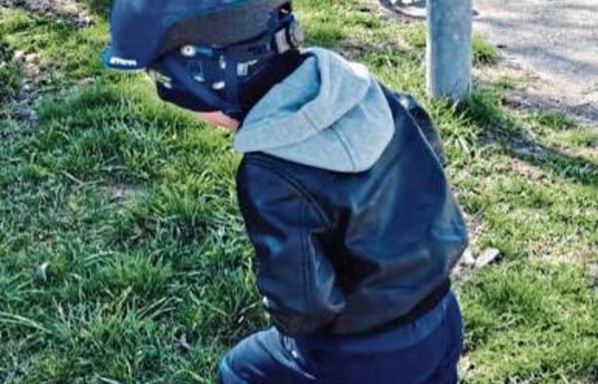 Der vierjährige Daniel Denk ist mit Feuereifer bei der Station Treppen steigen/Berg erklimmen dabei: Die Aufgabe lautete, 15 Mal den Berg hinauf, zuerst mit dem einen, dann mit dem anderen Bein. Foto: privat
