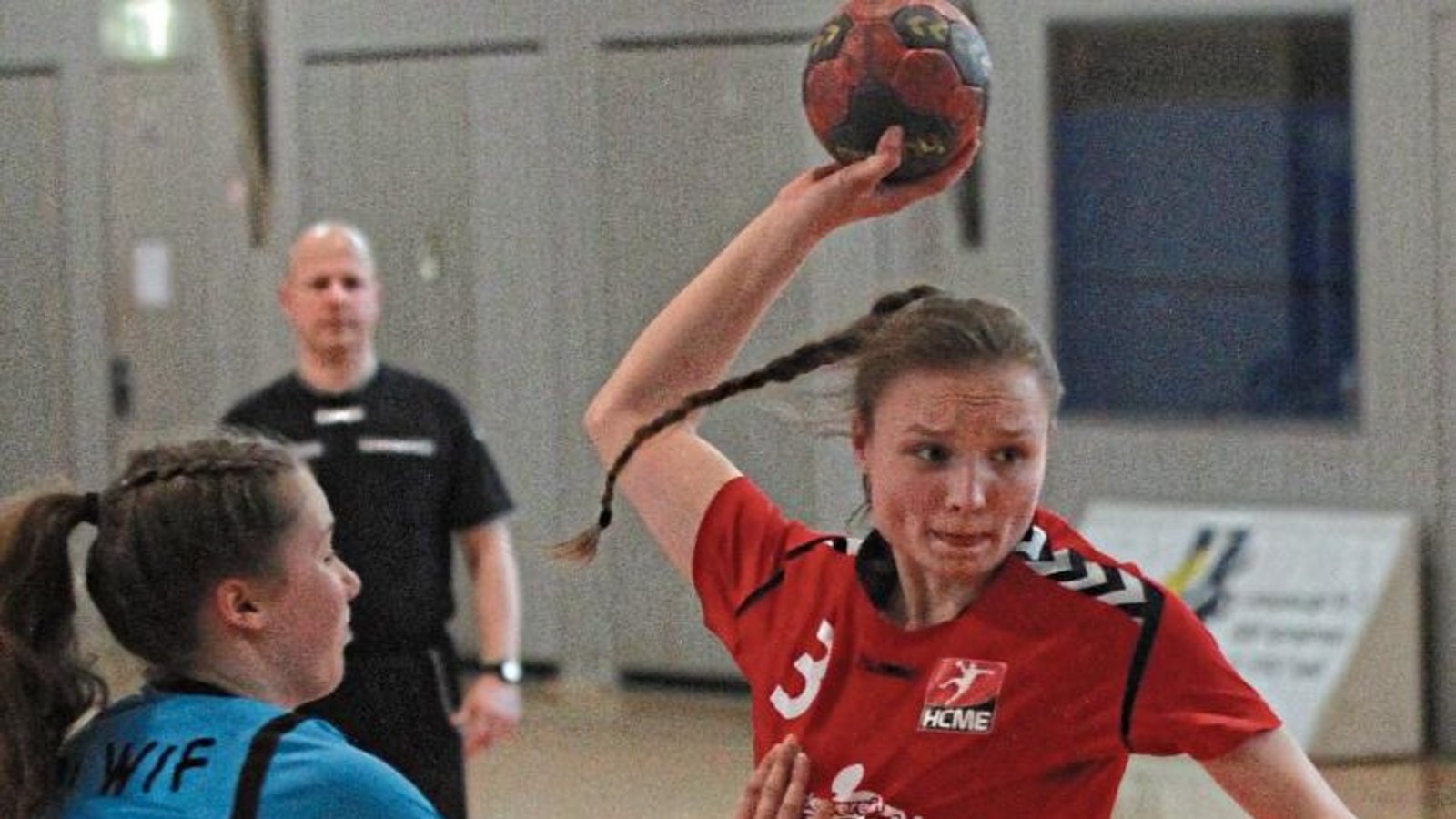 Lena Eisenmenger (rechts), Rückraumspielerin der weiblichen B-Jugend des HC Metter-Enz, war kaum zu stoppen, wenn sie zum Kreis durchgebrochen ist. Foto: Nachreiner Lena Eisenmenger (rechts), Rückraumspielerin der weiblichen B-Jugend des HC Metter-Enz, war kaum zu stoppen, wenn sie zum Kreis durchgebrochen ist. Foto: Nachreiner