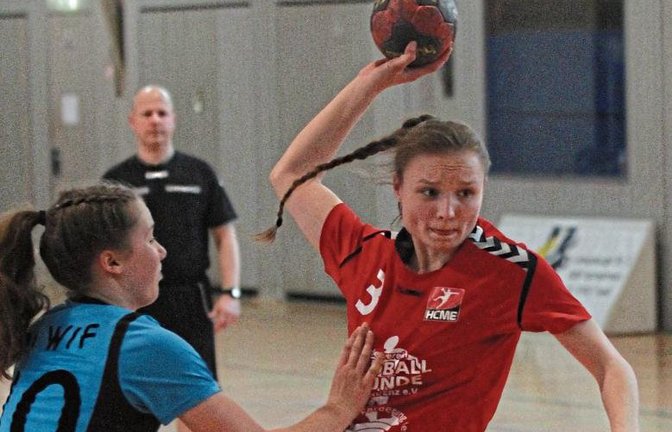 Lena Eisenmenger (rechts), Rückraumspielerin der weiblichen B-Jugend des HC Metter-Enz, war kaum zu stoppen, wenn sie zum Kreis durchgebrochen ist.  Foto: Nachreiner