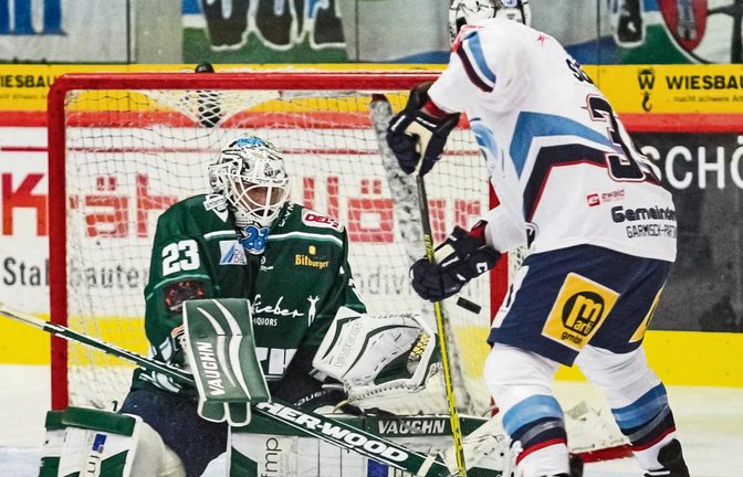 Steelers-Goalie Sinisa Martinovic (links) blieb gegen Riessersee zum zweiten Mal in dieser Saison ohne Gegentor.  Foto: Simecek