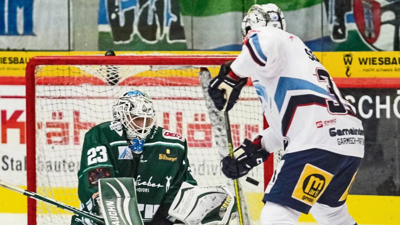 Steelers-Goalie Sinisa Martinovic (links) blieb gegen Riessersee zum zweiten Mal in dieser Saison ohne Gegentor. Foto: Simecek Steelers-Goalie Sinisa Martinovic (links) blieb gegen Riessersee zum zweiten Mal in dieser Saison ohne Gegentor. Foto: Simecek