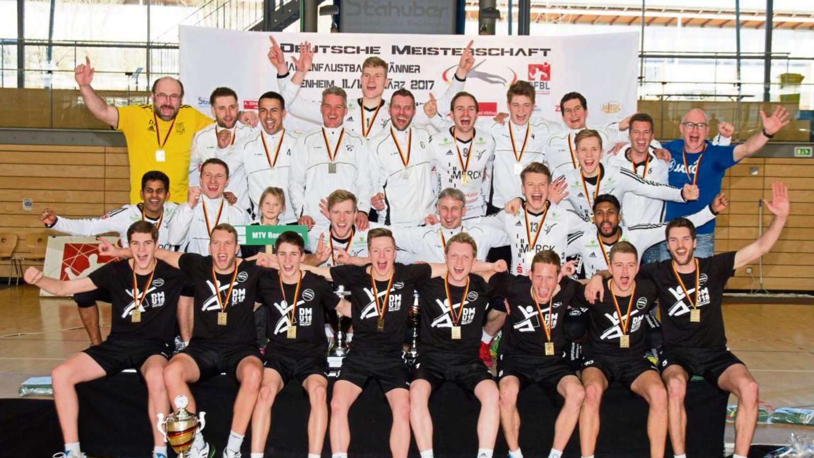 Jubeln über den Medaillengewinn: Der TSV Pfungstadt (weiße Trikots) holt in Rosenheim Gold. Der MTV Rosenheim (weiße Trainingsjacken) sichert sich Silber. Und der TV Brettorf (schwarze T-Shirts) schenkt Spielertrainer Christian Kläner zum Abschied Bronze. Foto: DFBL/Stoeldt Jubeln über den Medaillengewinn: Der TSV Pfungstadt (weiße Trikots) holt in Rosenheim Gold. Der MTV Rosenheim (weiße Trainingsjacken) sichert sich Silber. Und der TV Brettorf (schwarze T-Shirts) schenkt Spielertrainer Christian Kläner zum Abschied Bronze. Foto: DFBL/Stoeldt