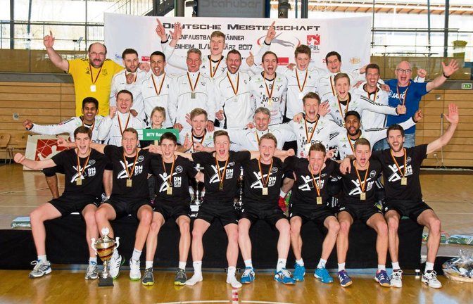 Jubeln über den Medaillengewinn: Der TSV Pfungstadt (weiße Trikots) holt in Rosenheim Gold. Der MTV Rosenheim (weiße Trainingsjacken) sichert sich Silber. Und der TV Brettorf (schwarze T-Shirts) schenkt Spielertrainer Christian Kläner zum Abschied Bronze. Foto: DFBL/Stoeldt
