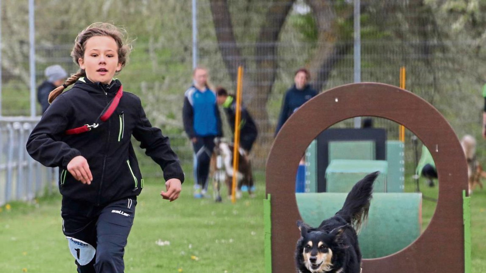Estella Fleischmann vom VdH Iptingen hat mit Bella im Vierkampf 1 bis 14 Jahre mit 255 Punkten den ersten Platz belegt. Foto: Küppers Estella Fleischmann vom VdH Iptingen hat mit Bella im Vierkampf 1 bis 14 Jahre mit 255 Punkten den ersten Platz belegt. Foto: Küppers