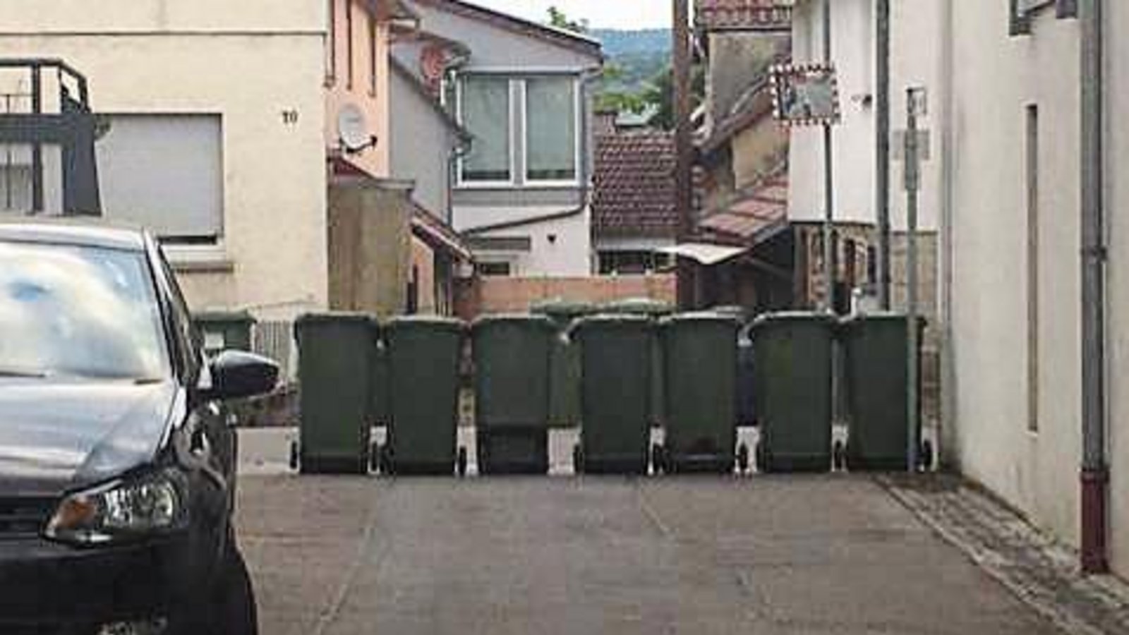 „Der neue Leerungsplan der Müllabfuhr ist wirklich sehr interessant“, schreibt unsere Leserin Sandra Häcker aus Horrheim zu ihrem Foto. Warum deren Mitarbeiter die Tonnen quer über die Fahrbahn der Oberen Gasse stellen, erschließt sich allerdings nicht. „Kann man nur hoffen, dass kein Krankenwagen oder die Feuerwehr benötigt wird, denn statt sich um einen Notfall zu kümmern, dürfen diese erst einmal Müllmann spielen.“ „Der neue Leerungsplan der Müllabfuhr ist wirklich sehr interessant“, schreibt unsere Leserin Sandra Häcker aus Horrheim zu ihrem Foto. Warum deren Mitarbeiter die Tonnen quer über die Fahrbahn der Oberen Gasse stellen, erschließt sich allerdings nicht. „Kann man nur hoffen, dass kein Krankenwagen oder die Feuerwehr benötigt wird, denn statt sich um einen Notfall zu kümmern, dürfen diese erst einmal Müllmann spielen.“