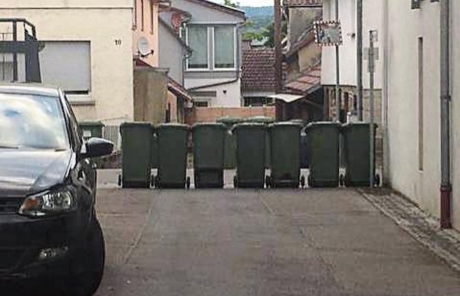 „Der neue Leerungsplan der Müllabfuhr ist wirklich sehr interessant“, schreibt unsere Leserin Sandra Häcker aus Horrheim zu ihrem Foto. Warum deren Mitarbeiter die Tonnen quer über die Fahrbahn der Oberen Gasse stellen, erschließt sich allerdings nicht. „Kann man nur hoffen, dass kein Krankenwagen oder die Feuerwehr benötigt wird, denn statt sich um einen Notfall zu kümmern, dürfen diese erst einmal Müllmann spielen.“