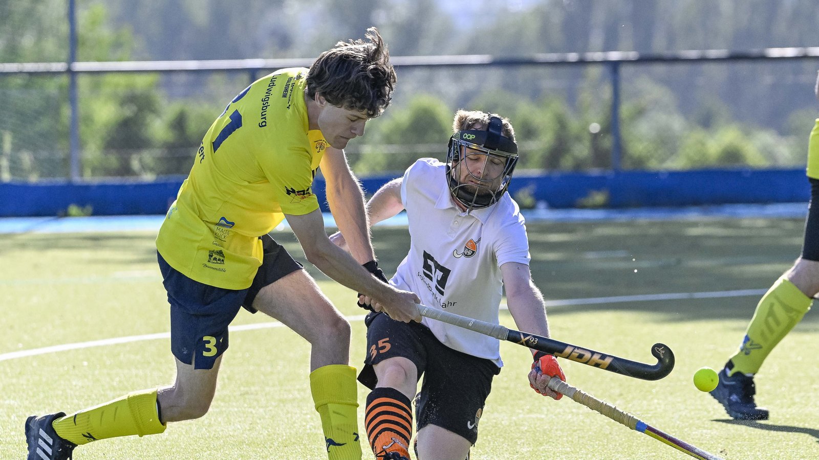 Elias Gansert (links) steckt mit dem Hockeyteam aus Vaihingen und Ludwigsburg tief im Kampf gegen den Abstieg. Archivfoto: Leitner Elias Gansert (links) steckt mit dem Hockeyteam aus Vaihingen und Ludwigsburg tief im Kampf gegen den Abstieg. Archivfoto: Leitner