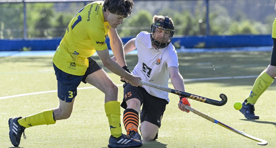 TSV Ludwigsburg (gelbes Trikot) - HC Lahr, 13.06.2026,  Hochey, Club an der Enz, Ludwigsburg, Spiel, 1. Verbandsliga,  Elias Gansert (TSV Ludwigsburg 1, #31) vs. Michael Wolf (HC Lahr 1, #35) 