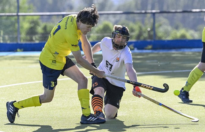 Elias Gansert (links) steckt mit dem Hockeyteam aus Vaihingen und Ludwigsburg tief im Kampf gegen den Abstieg. Archivfoto: Leitner