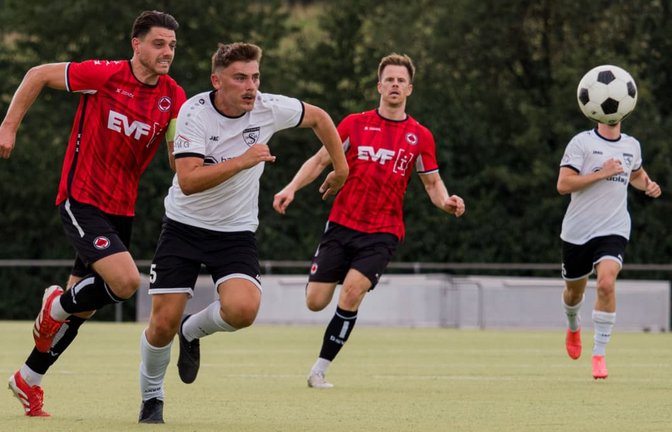 Yannik Riedlinger (2.v.li.) geht vor Göppingens Spielführer Maximilian Ziesche (li.) an den Ball, die SKV zeigte insgesamt einen couragierten Auftritt.<span class='image-autor'>eibner/Eibner/Carsten Schwering</span>
