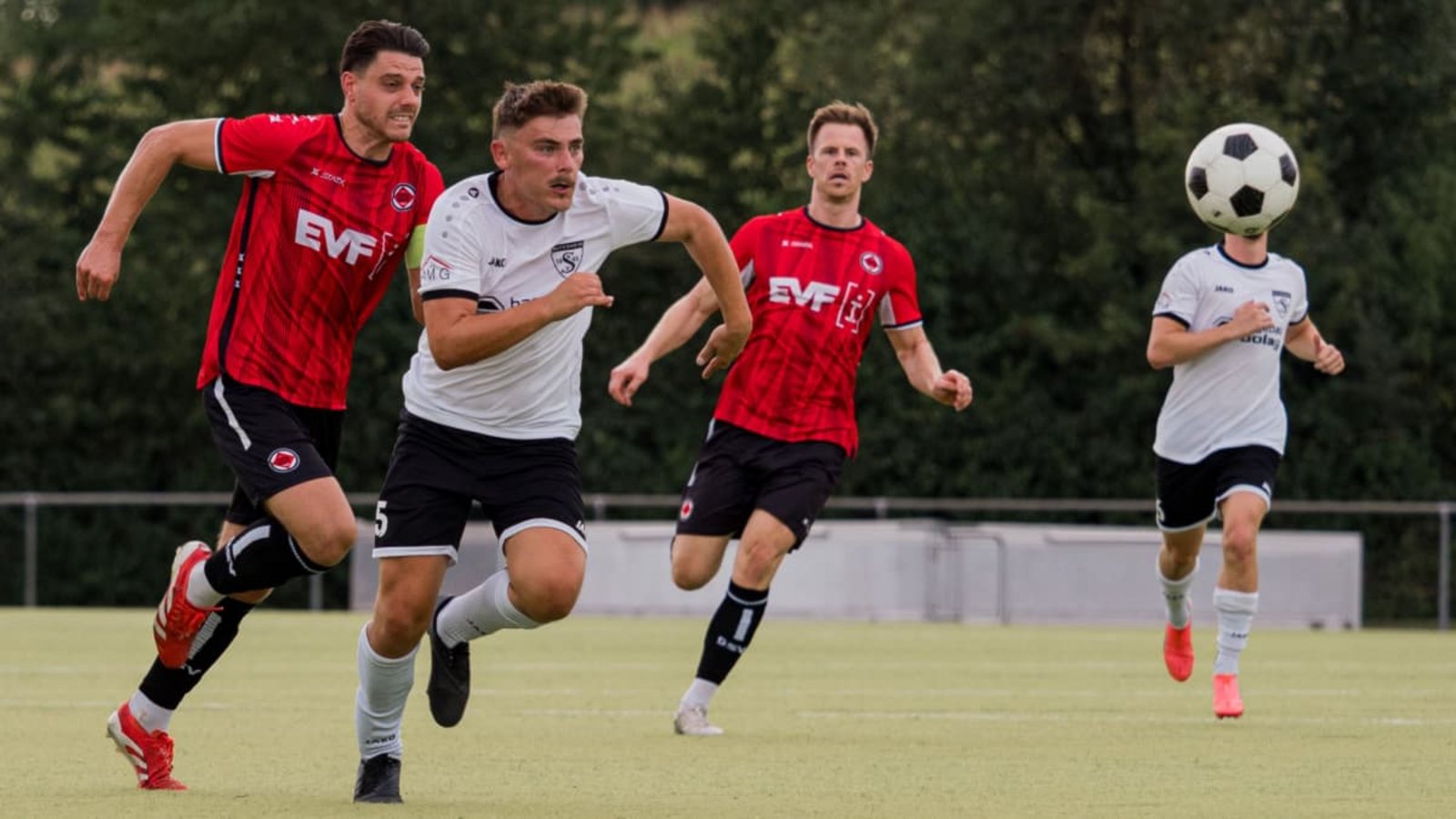 Yannik Riedlinger (2.v.li.) geht vor Göppingens Spielführer Maximilian Ziesche (li.) an den Ball, die SKV zeigte insgesamt einen couragierten Auftritt.eibner/Eibner/Carsten Schwering Yannik Riedlinger (2.v.li.) geht vor Göppingens Spielführer Maximilian Ziesche (li.) an den Ball, die SKV zeigte insgesamt einen couragierten Auftritt.eibner/Eibner/Carsten Schwering