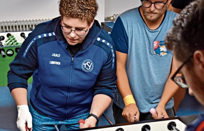 Gemeinsam am Tischkicker: (von links) Imke Queitsch und Markus Braun  Foto: Klassen