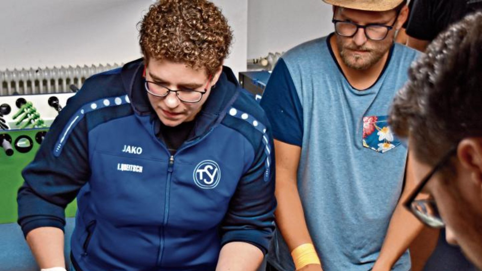 Gemeinsam am Tischkicker: (von links) Imke Queitsch und Markus Braun Foto: Klassen Gemeinsam am Tischkicker: (von links) Imke Queitsch und Markus Braun Foto: Klassen