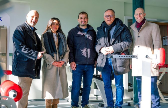 Besuch in der Fessler-Mühle in Sersheim: Unternehmer Wolfgang (links) und Tobias Fessler (Mitte) zeigen Anise Hatice Avan, Andreas Stoch und Torsten Liebig (rechts) ihren Betrieb.  <span class='image-autor'>Foto: p</span>