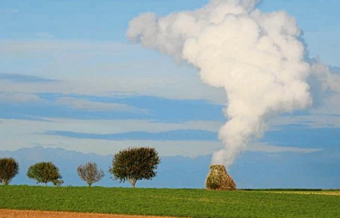 Feueralarm? Nein. Vielmehr handelt es sich um Grüße vom Kraftwerk aus dem Neckartal. Fotografiert bei Sersheim.  Foto: Arning