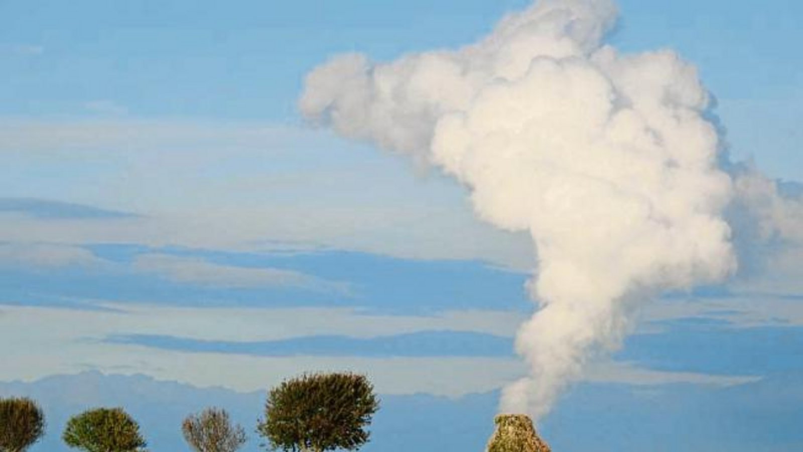 Feueralarm? Nein. Vielmehr handelt es sich um Grüße vom Kraftwerk aus dem Neckartal. Fotografiert bei Sersheim. Foto: Arning Feueralarm? Nein. Vielmehr handelt es sich um Grüße vom Kraftwerk aus dem Neckartal. Fotografiert bei Sersheim. Foto: Arning