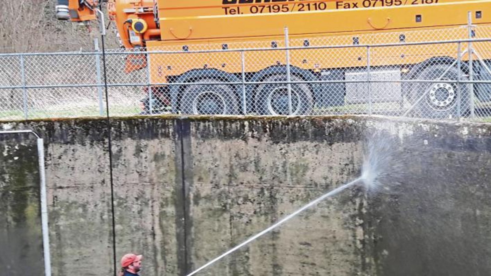 Auch im Regenüberlaufbecken in Aurich startet der Frühjahrsputz.  Foto: Rücker