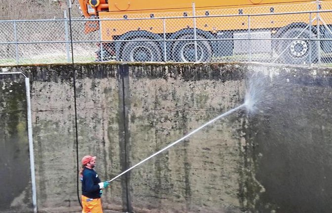 Auch im Regenüberlaufbecken in Aurich startet der Frühjahrsputz.  Foto: Rücker