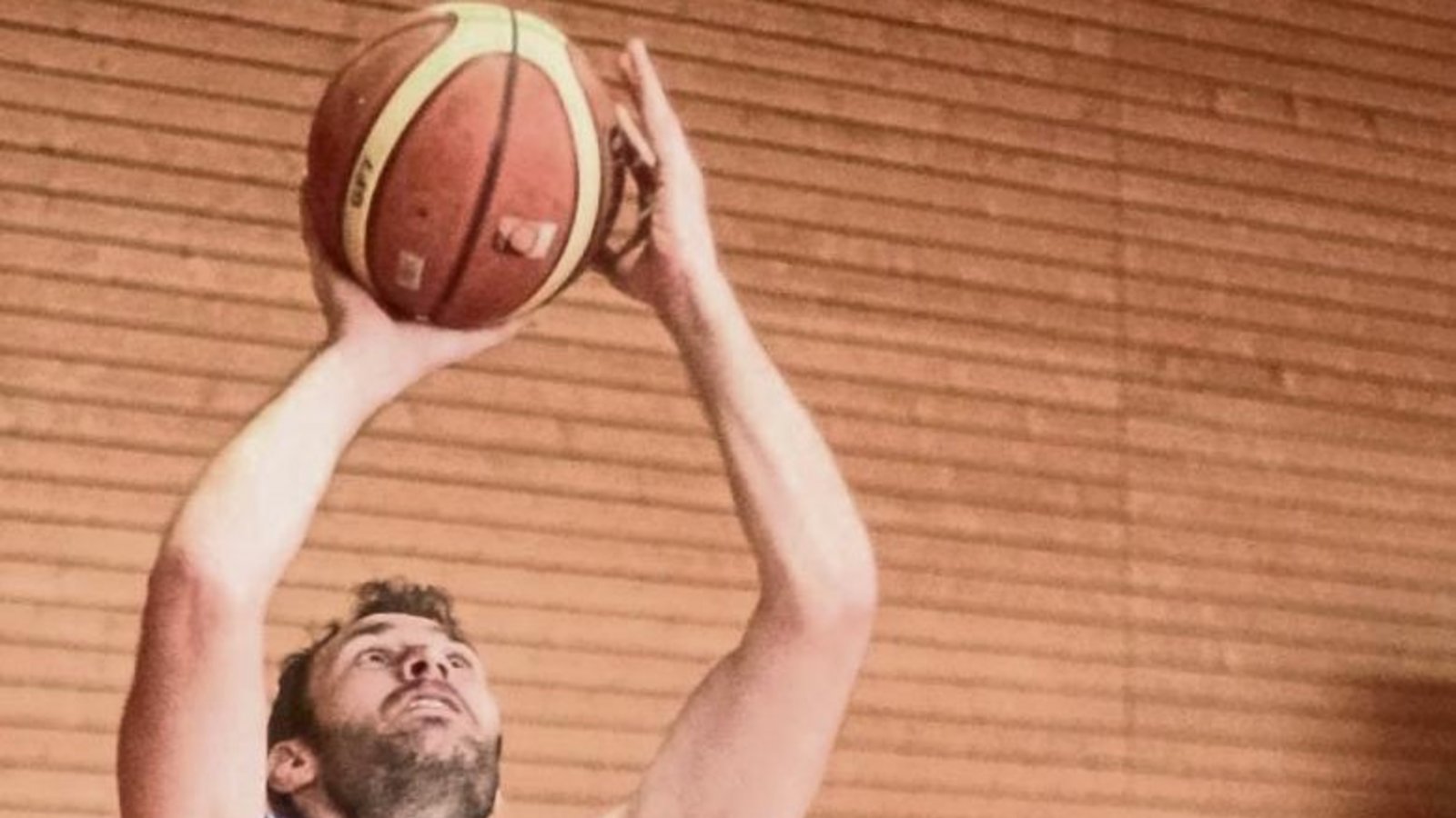 Unter dem Korb taten sich die Vaihinger wie Thomas Gabriel (links) hier gegen Gmünds Edgar Malsam fast das gesamte Spiel über schwer. Foto: Simecek Unter dem Korb taten sich die Vaihinger wie Thomas Gabriel (links) hier gegen Gmünds Edgar Malsam fast das gesamte Spiel über schwer. Foto: Simecek
