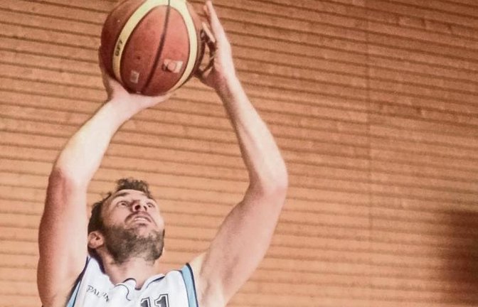 Unter dem Korb taten sich die Vaihinger wie Thomas Gabriel (links) hier gegen Gmünds Edgar Malsam fast das gesamte Spiel über schwer. Foto: Simecek