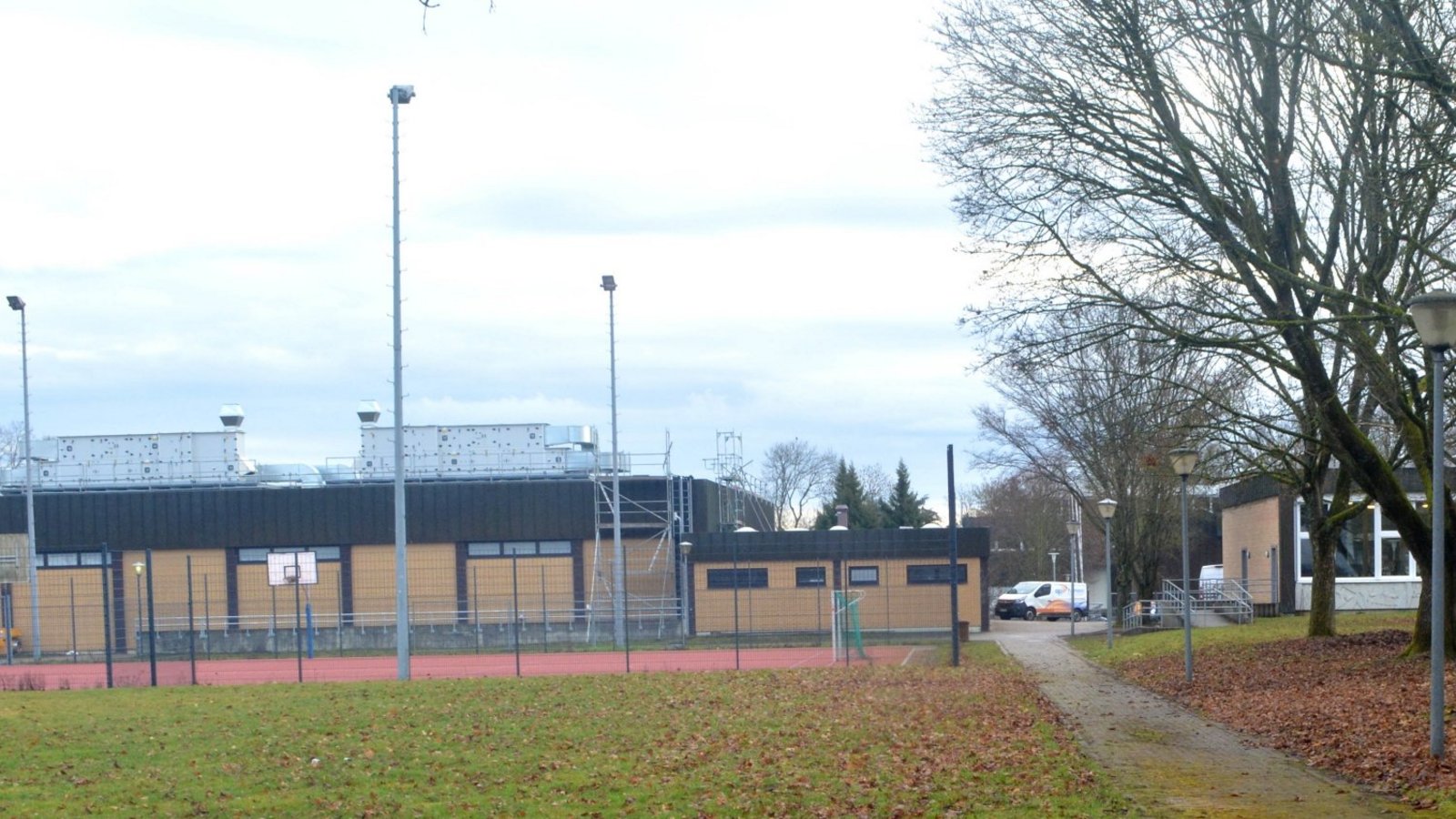 Hier soll kurzfristig ein neuer Kindergarten in Modulbauweise mit einer Nutzfläche von 625 Quadratmetern entstehen. Das Kleinspielfeld im Bildhintergrund bleibt bestehen. Foto: Stahlfeld