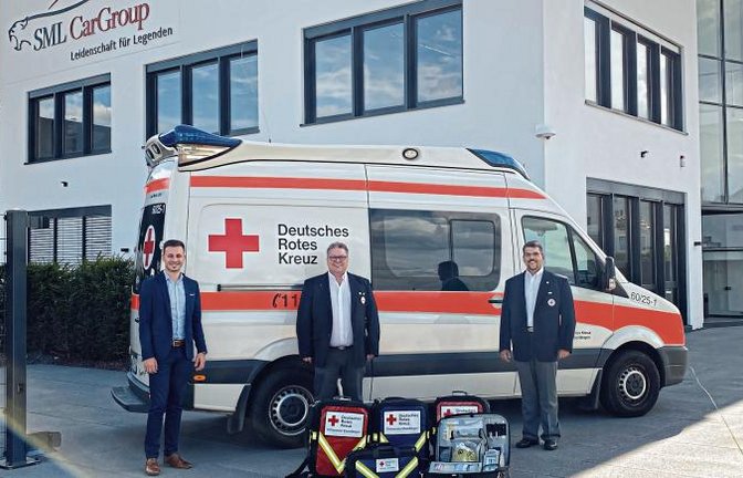 Freude über die Spende von voll ausgestatteten Sanitätseinsatztaschen.  Foto: p