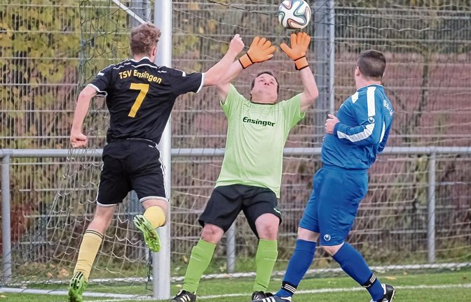 Ensingens Dominik Urbani (links) köpft bereits nach vier Minuten das 1:0. Gündelbachs Torwart Holger Kraft hat das Nachsehen. Foto: Simecek