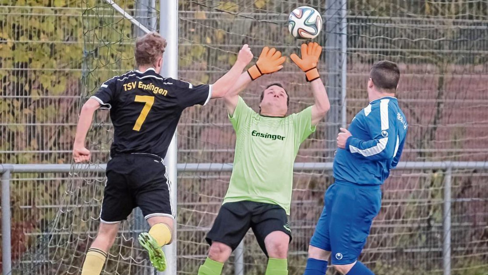 Ensingens Dominik Urbani (links) köpft bereits nach vier Minuten das 1:0. Gündelbachs Torwart Holger Kraft hat das Nachsehen. Foto: Simecek Ensingens Dominik Urbani (links) köpft bereits nach vier Minuten das 1:0. Gündelbachs Torwart Holger Kraft hat das Nachsehen. Foto: Simecek