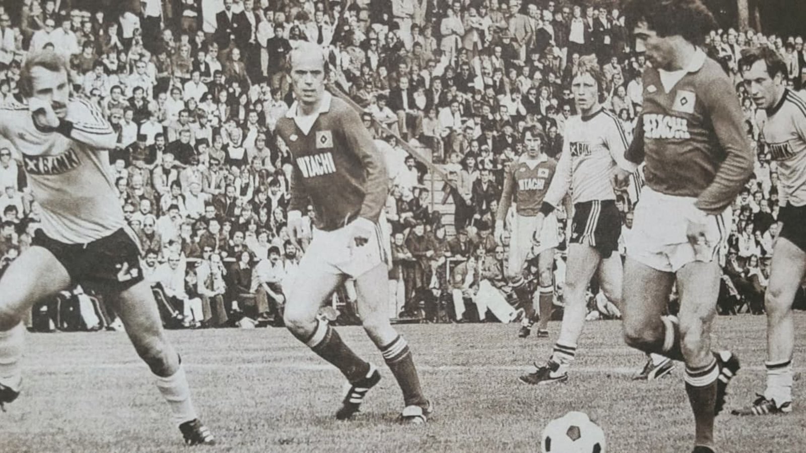 Zu seiner Zeit einer der besten Stürmer der Welt: Bei einem Festspiel der SpVgg Aidlingen gegen den Hamburger SV machte auch die englische Fußball-Legende Kevin Keegan (am Ball) seine Aufwartung auf dem Vogelherdle.privat/Archiv Zu seiner Zeit einer der besten Stürmer der Welt: Bei einem Festspiel der SpVgg Aidlingen gegen den Hamburger SV machte auch die englische Fußball-Legende Kevin Keegan (am Ball) seine Aufwartung auf dem Vogelherdle.privat/Archiv