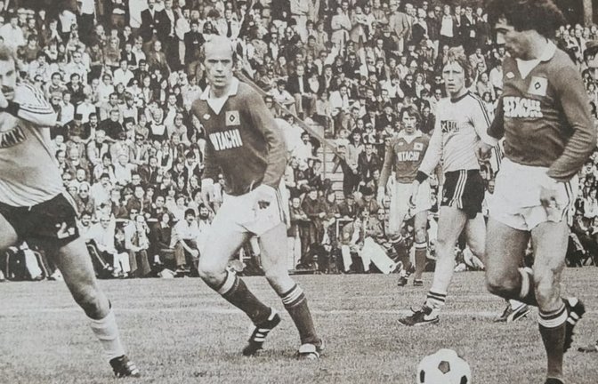 Zu seiner Zeit einer der besten Stürmer der Welt: Bei einem Festspiel der SpVgg Aidlingen gegen den Hamburger SV machte auch die englische Fußball-Legende Kevin Keegan (am Ball) seine Aufwartung auf dem Vogelherdle.<span class='image-autor'>privat/Archiv</span>