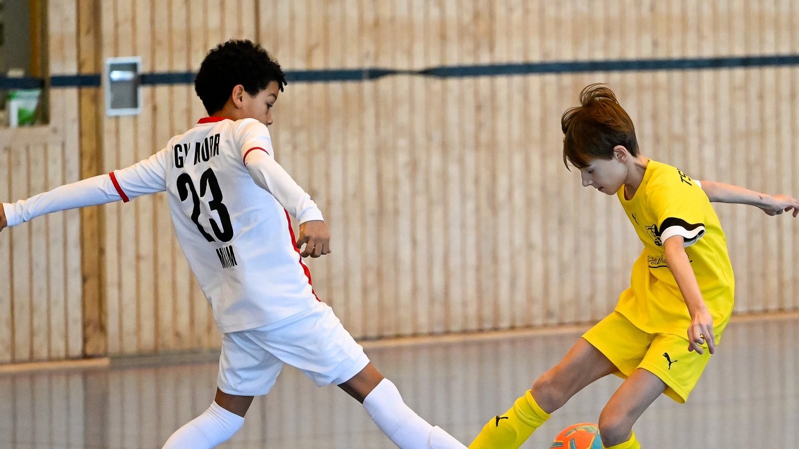 Ein Ensinger Nachwuchskicker (gelbes Trikot) versucht sich im Zweikampf mit einem Talent der SGM Murr. Foto: Leitner Ein Ensinger Nachwuchskicker (gelbes Trikot) versucht sich im Zweikampf mit einem Talent der SGM Murr. Foto: Leitner