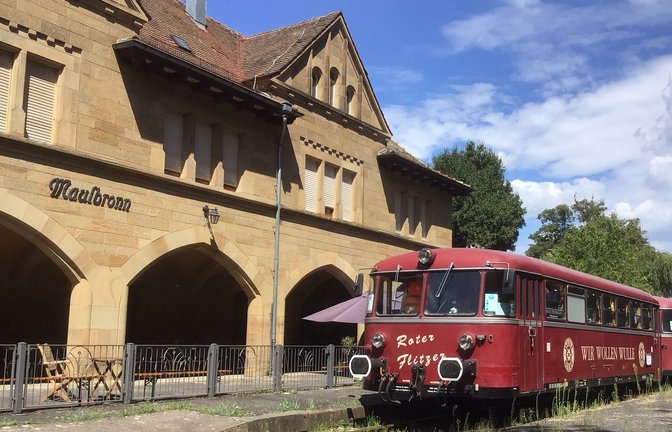 Mit dem Nostalgiezug wird bereits die Fahrt zum Kloster Maulbronn ein Erlebnis.  <span class='image-autor'>Foto: VCD</span>