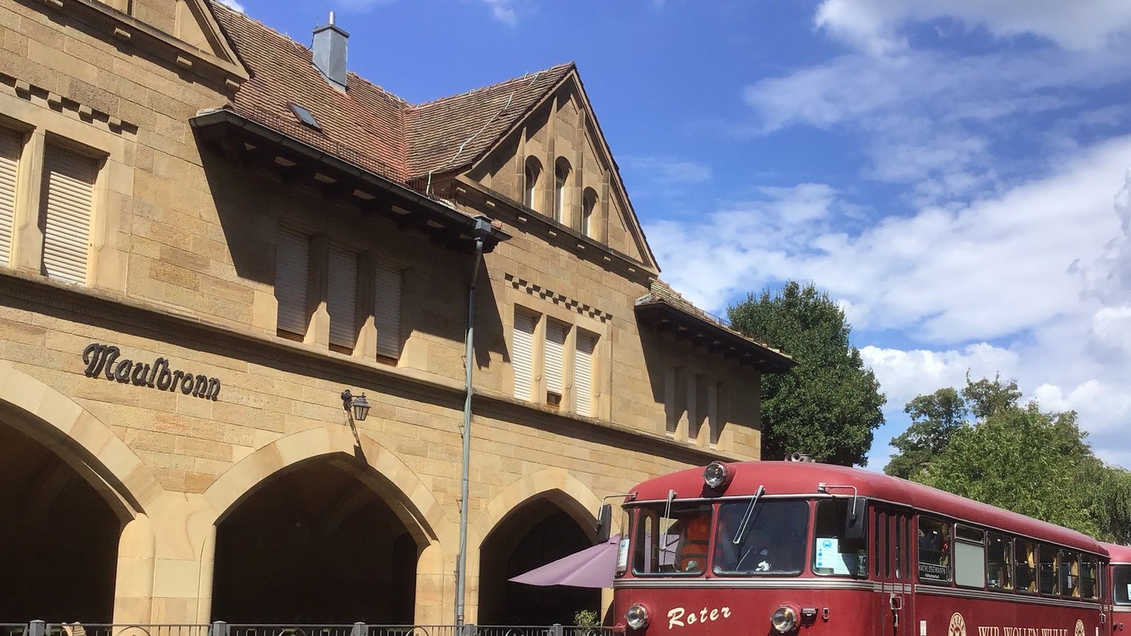 Mit dem Nostalgiezug wird bereits die Fahrt zum Kloster Maulbronn ein Erlebnis.  Foto: VCD