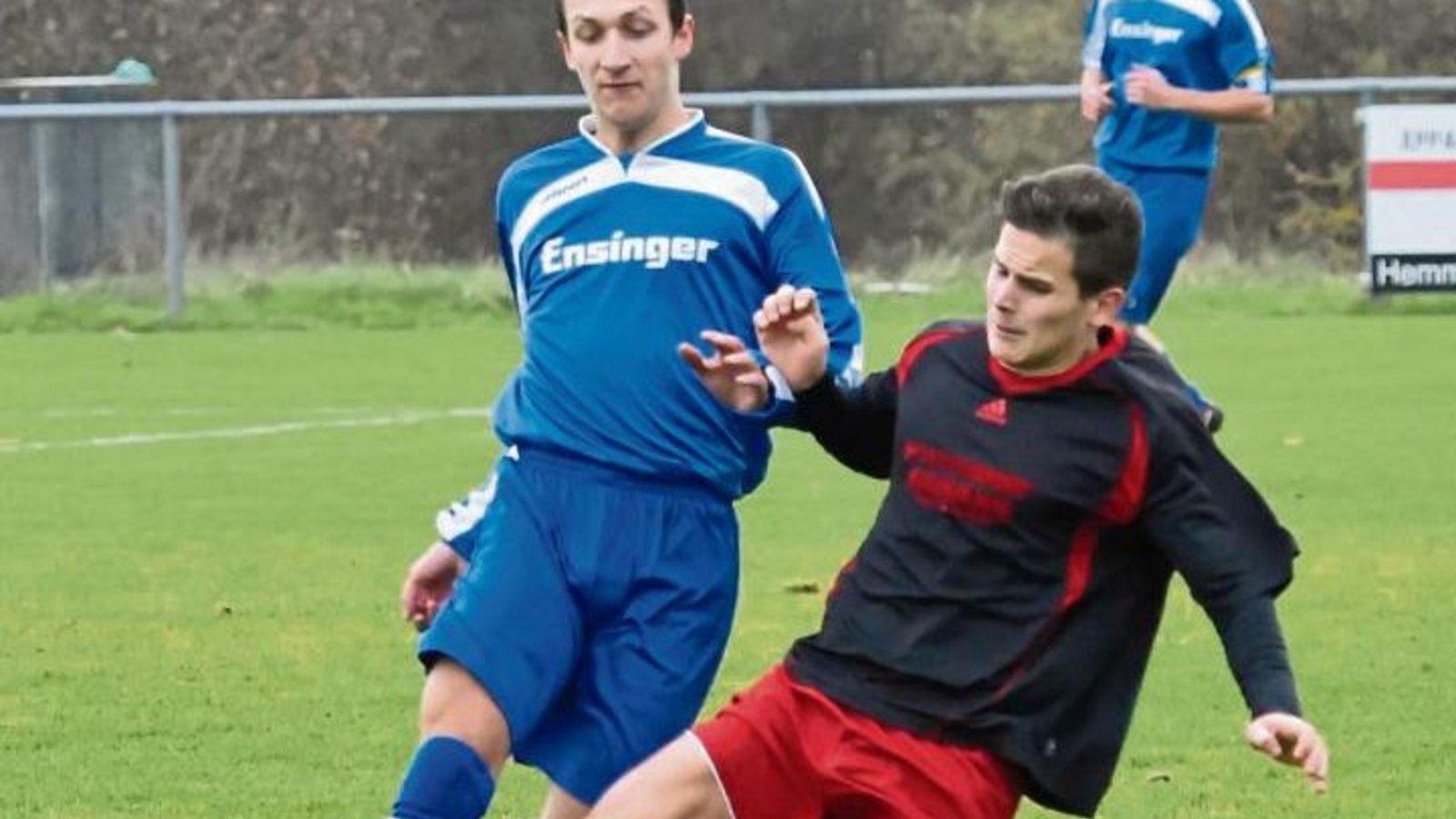 Zweikampf zwischen Gündelbachs Kim Heidler (links) und Sebastian Stoklossa von Gast TSV Großglattbach. Am Ende wurden beim 4:4 (3:3) die Punkte geteilt. Foto: Leitner Zweikampf zwischen Gündelbachs Kim Heidler (links) und Sebastian Stoklossa von Gast TSV Großglattbach. Am Ende wurden beim 4:4 (3:3) die Punkte geteilt. Foto: Leitner