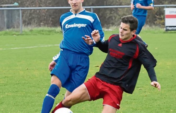 Zweikampf zwischen Gündelbachs Kim Heidler (links) und Sebastian Stoklossa von Gast TSV Großglattbach. Am Ende wurden beim 4:4 (3:3) die Punkte geteilt. Foto: Leitner