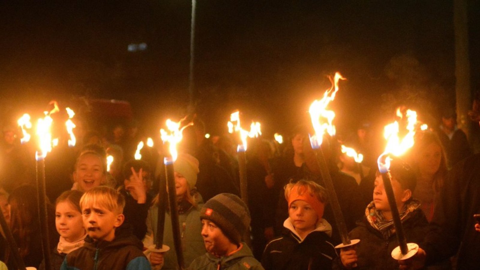 Rund zwei Kilometer geht es mit den Fackeln durch Illingen. Foto: Stahlfeld Rund zwei Kilometer geht es mit den Fackeln durch Illingen. Foto: Stahlfeld