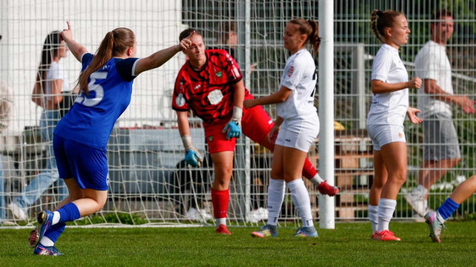 Ganz früher Dämpfer für den VfL Herrenberg (in Weiß): Schon nach wenigen Sekunden liegt der Gäuklub beim Hegauer FV (in Blau) hinten.Eibner/Kirsten Jäger Ganz früher Dämpfer für den VfL Herrenberg (in Weiß): Schon nach wenigen Sekunden liegt der Gäuklub beim Hegauer FV (in Blau) hinten.Eibner/Kirsten Jäger