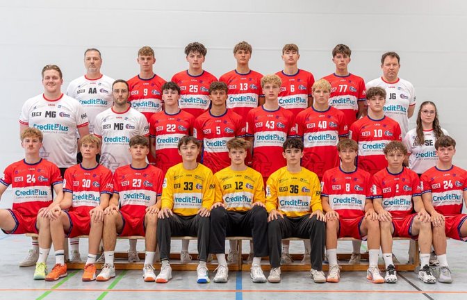 Die JANO-A-Jugend der Saison 2026/2027, hinten von links: Co-Trainer Alexander Adam, Max Balbuchta, Ole Straub, Paul Zimmer, Max Klein, Theophil Hoffmann, Co-Trainer Jens Geiselhart. Mitte von links: Trainer Magnus Gründig, Co-Trainer Marco Gaßmann, Linus Zemmel, Benjamin Schempp, Felix Johansen, Tom Heldrich, Niklas Gatzweiler, Physiotherapeutin Sina Ernst. Vorne von links: Nils Ruhmund, Ben Kromer, Michel Kostron, Lukas Ruis, Tobias Hösl, Benjamin Dengler, Tom Reehten, Robin Frank, Nils Bentz.<span class='image-autor'>JANO Filder</span>
