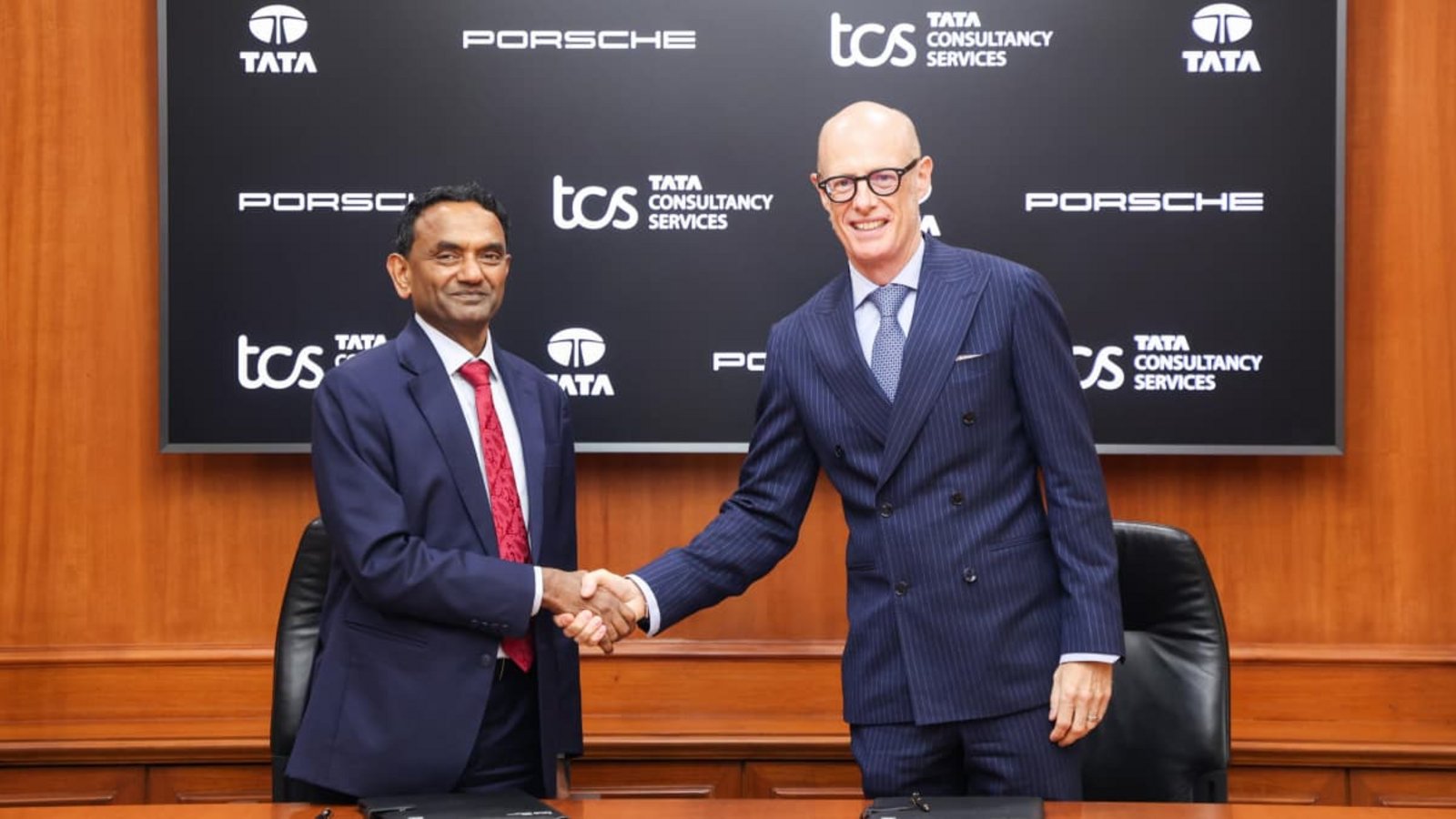 Porsche verkauft MHP an die Tata-Tochtergesellschaft Tata Consultancy Services (TCS). Porsche-Chef Michael Leiters (re.) und TCS-Chef K. Krithivasan (li.) besiegelten das Geschäft.Porsche AG Porsche verkauft MHP an die Tata-Tochtergesellschaft Tata Consultancy Services (TCS). Porsche-Chef Michael Leiters (re.) und TCS-Chef K. Krithivasan (li.) besiegelten das Geschäft.Porsche AG