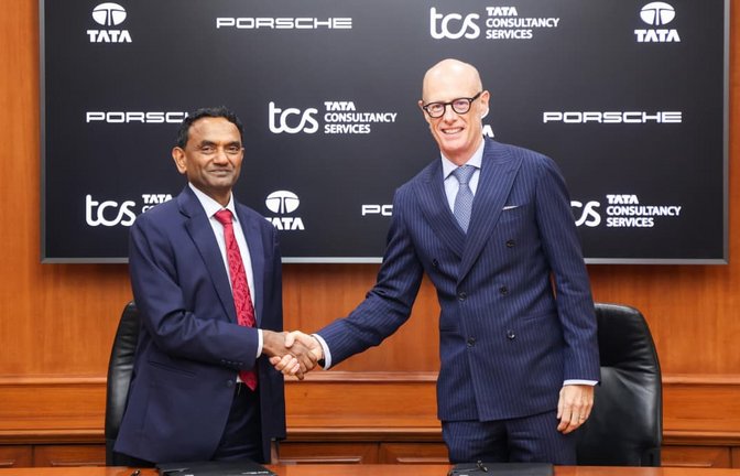 Porsche verkauft MHP an die Tata-Tochtergesellschaft Tata Consultancy Services (TCS). Porsche-Chef Michael Leiters (re.) und TCS-Chef K. Krithivasan (li.) besiegelten das Geschäft.<span class='image-autor'>Porsche AG</span>