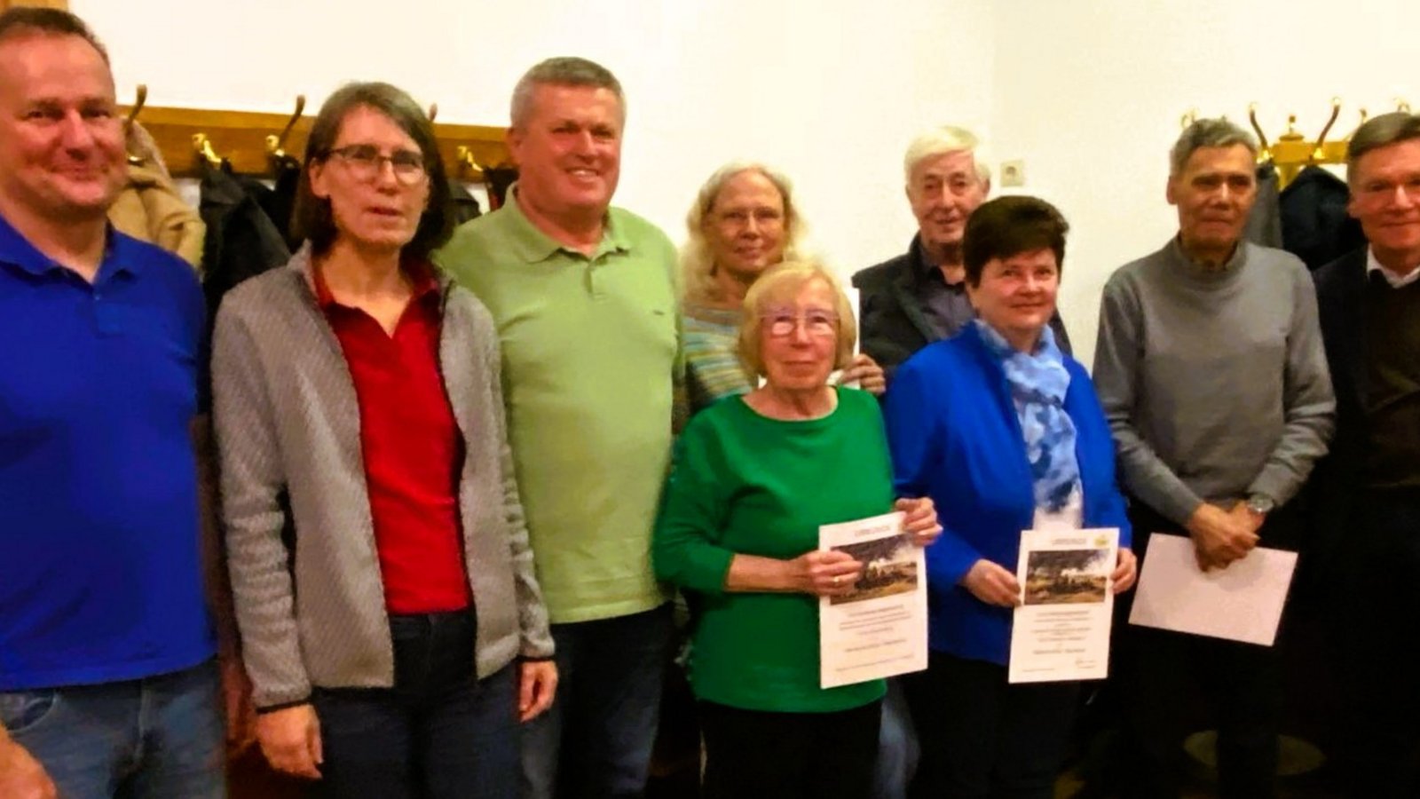 Ehrungen beim OGV Enzweihingen (von links): Kassier Sven Off, zweite Vorsitzende Sonja Rau, Schriftführer Frank Söhnle, Gisela Meier und Heiderose Grözinger (vorne), Maria Bontrup und Hermann Meier (hinten), Othmar Zeller und Joachim Zimmermann (KOGL).  Foto: p