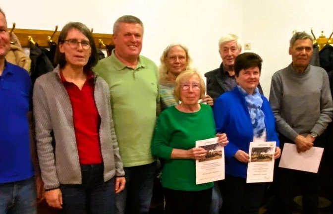 Ehrungen beim OGV Enzweihingen (von links): Kassier Sven Off, zweite Vorsitzende Sonja Rau, Schriftführer Frank Söhnle, Gisela Meier und Heiderose Grözinger (vorne), Maria Bontrup und Hermann Meier (hinten), Othmar Zeller und Joachim Zimmermann (KOGL).  <span class='image-autor'>Foto: p</span>