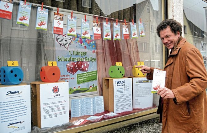 Sebastian Zaiß präsentiert die 1. Illinger Schaufenster-Rallye. Foto: Stahlfeld
